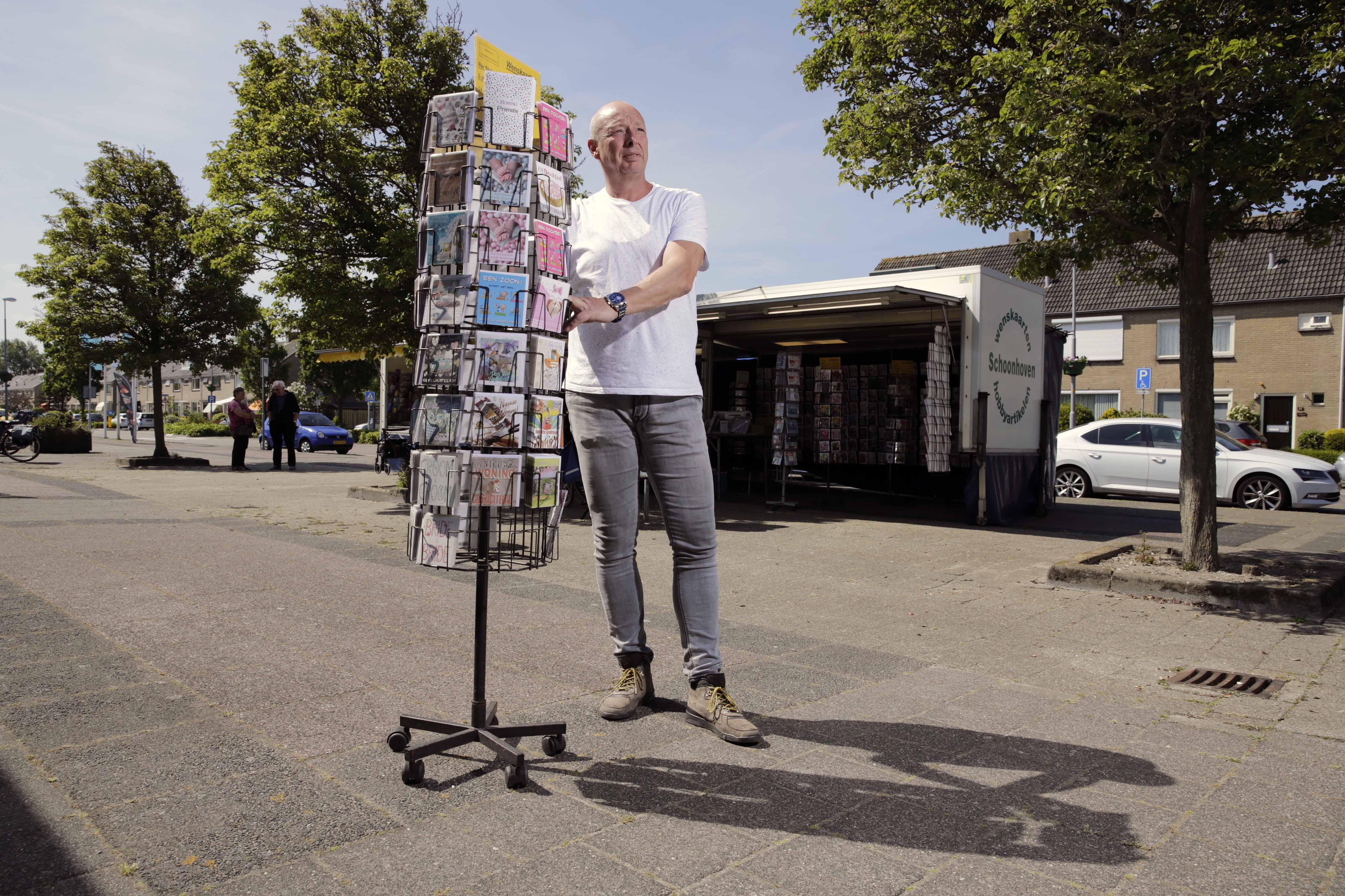 De weekmarkt in De Schooten? Dat is nog één kraam, die van oud-marineman Egbert Schoonhoven. Nu vert